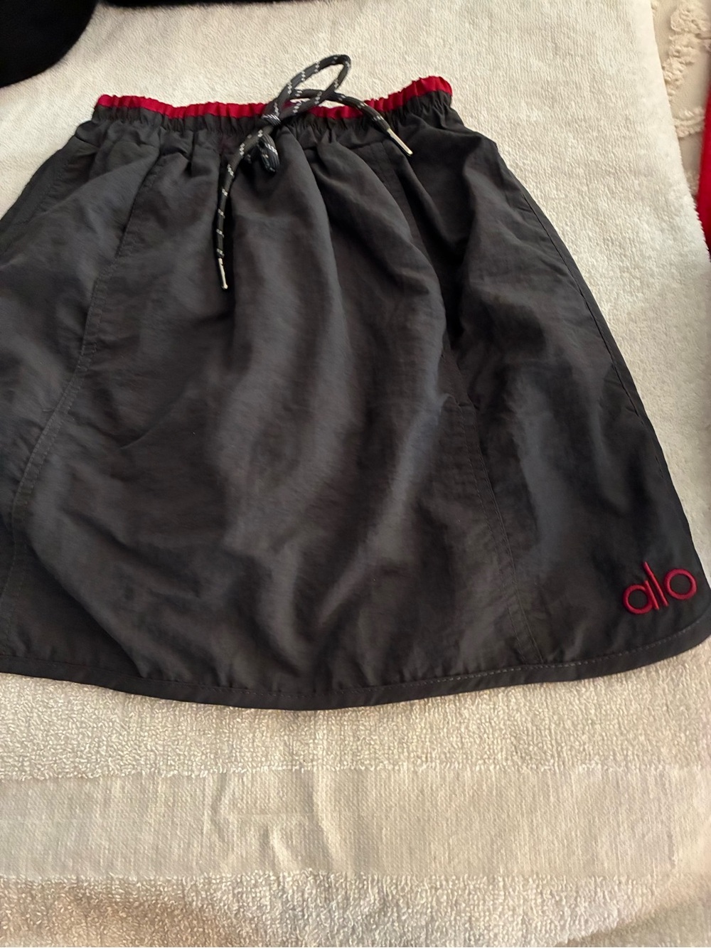 Pre-owned ALO Yoga Black Mini Skirt with Red Trim, shorts and adjustable string